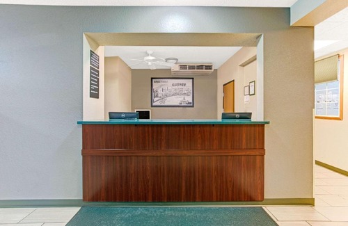 Gurnee Hotel | Super 8 by Wyndham Gurnee