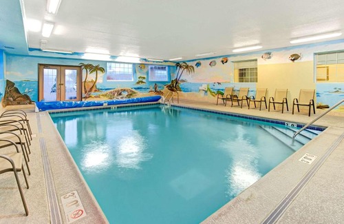 Gurnee Hotel | Super 8 by Wyndham Gurnee