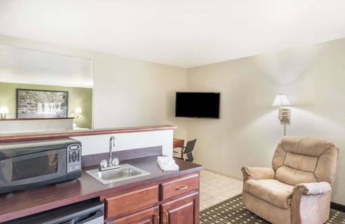 Madison Hotel | Super 8 by Wyndham Madison IN