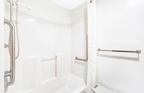 McHenry Hotel | Super 8 by Wyndham McHenry Fox Lake Area