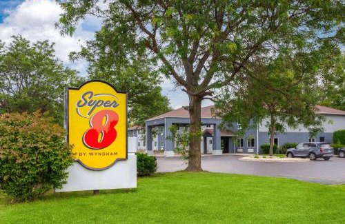 McHenry Hotel | Super 8 by Wyndham McHenry Fox Lake Area