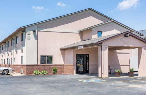 Osceola Hotel | Super 8 by Wyndham Osceola IA