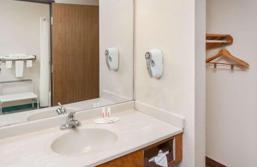 Pekin Hotel | Super 8 by Wyndham Pekin/Peoria Area
