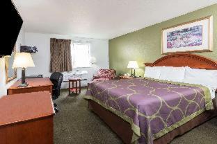 Plum Hotel | Super 8 by Wyndham Pittsburgh/Monroeville