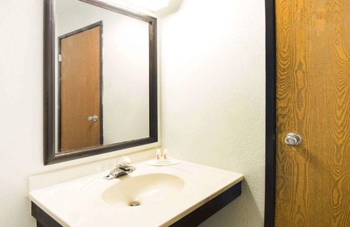 Moon Township Hotel | Super 8 by Wyndham Pittsburgh PA Airport/University Area