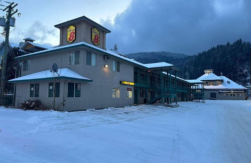 Sicamous Hotel | Super 8 by Wyndham Sicamous