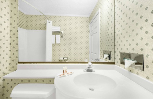 Maumee Hotel | Super 8 Maumee/Toledo, OH