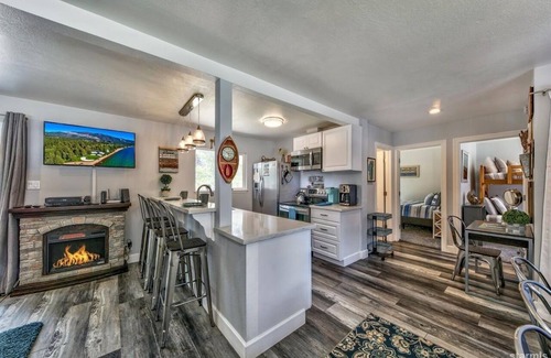 Tahoe Paradise House | Super adorable fully updated house -views of the mountains from backyard.