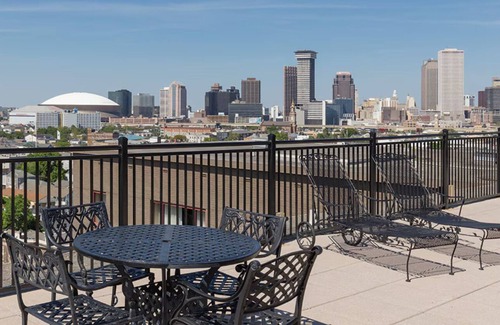 Faubourg Lafayette Apartment | Super Bowl Stay! 1 BR Sleeps 4 with Kitchen in New Orleans on Streetcar route!