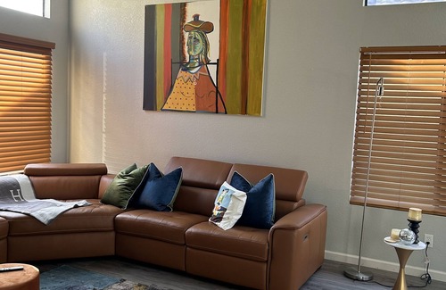 Avondale House | Super Bowl weekend stay just 5 minutes away from Cardinal stadium .