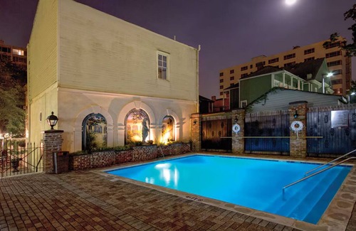 Faubourg Lafayette Apartment | Super Bowl Weekend in New Orleans! 1 br Sleeps 4 w/kitchen on streetcar route!