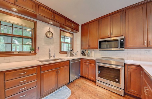 Iowa City House | Super close to everything! 5 bedrooms close to Hawkeye events & the Hospital