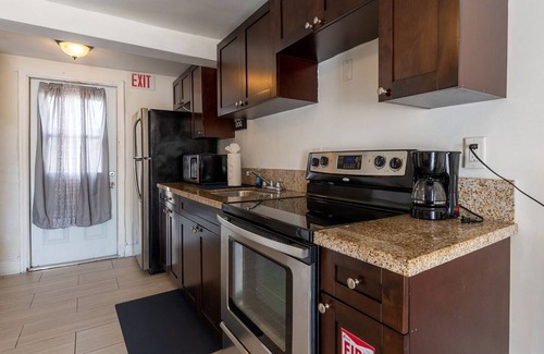 Hollywood Apartment | Super Cozy Hollywood Apt with AC/Parking/Wifi by Hard Rock Casino in Hollywood!