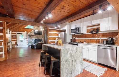 Cumming Cabin | Super Cozy,Rustic 2bd/2ba/10 cleaning fee