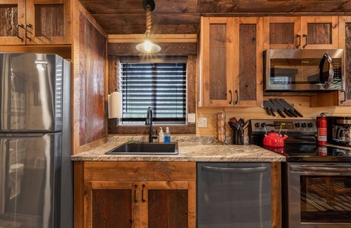 Island Park Cabin | SUPER CUTE RUSTIC & CLEAN HOME 40 minutes to YNP