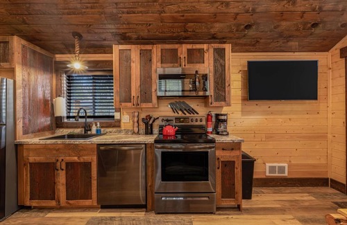 Island Park Cabin | SUPER CUTE RUSTIC & CLEAN HOME 40 minutes to YNP