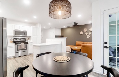 Charleston House | Super cute townhome close to all the best Charleston has to offer!