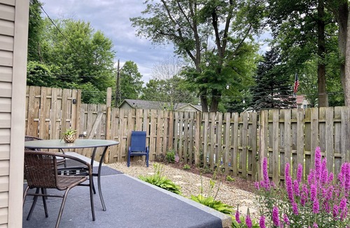 Madison-on-the-Lake House | Super Hosts: Grove Cottage - close to beach, wineries & Spire!