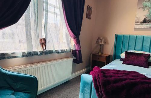 St Leonards-On-Sea House | Super King, Close to Beach, Shops, Train, Shared Bathroom