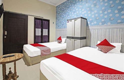Tulungagung Hotel | Super OYO 91202 Family Guest House Syariah
