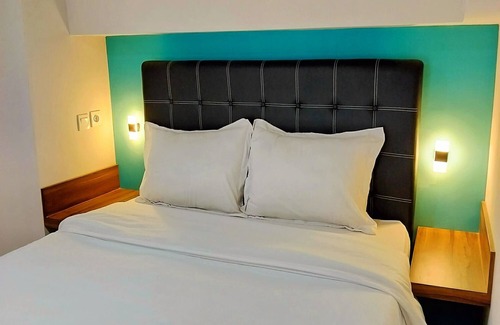 Waru Hotel | Super OYO Collection O 30 Amega Crown Sub