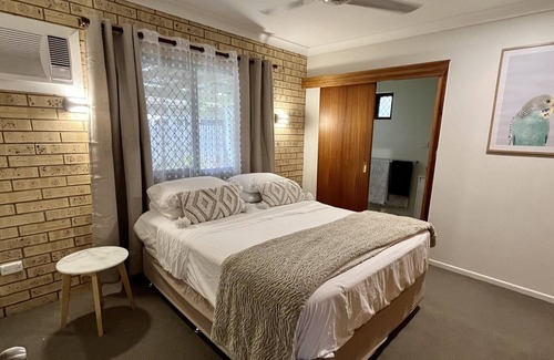 Annandale House | Super-quiet home in cul-de-sac close to Uni, Hospital, Barracks and shopping.