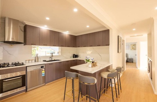 Macgregor House | Super Value 4BR House near Westfield/Shops/Parks