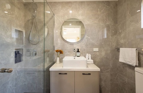 Macgregor House | Super Value 4BR House near Westfield/Shops/Parks