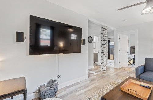 Lansing House | SUPERB 3 Bedroom Home with Game Room! Close to Downtown - Sleeps 6