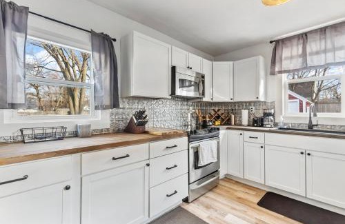 Lansing House | SUPERB 3 Bedroom Home with Game Room! Close to Downtown - Sleeps 6
