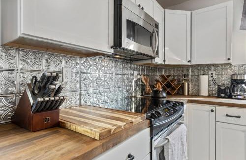 Lansing House | SUPERB 3 Bedroom Home with Game Room! Close to Downtown - Sleeps 6
