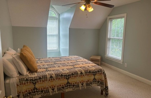 Salisbury House | Superb 4-bedroom house with AC, full kitchen, laundry in Salisbury