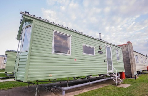 Walton on the Naze House | Superb 6 berth caravan at Naze Marine Holiday Park in Essex ref 17104P