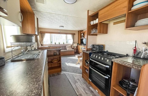 Clacton-on-Sea House | Superb 6 berth caravan with decking at Valley Farm Holiday Park ref 46565M