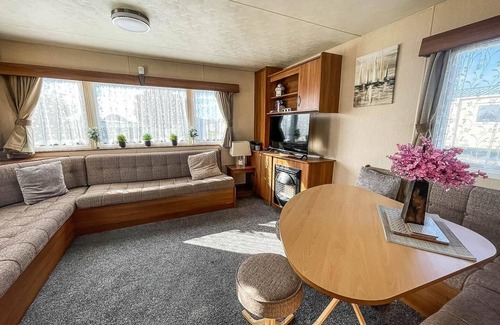 Clacton-on-Sea House | Superb 6 berth caravan with decking at Valley Farm Holiday Park ref 46565M