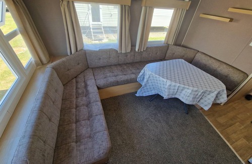 Leysdown-on-Sea House | Superb 6 berth caravan at Harts Holiday Park in Kent ref 74101B