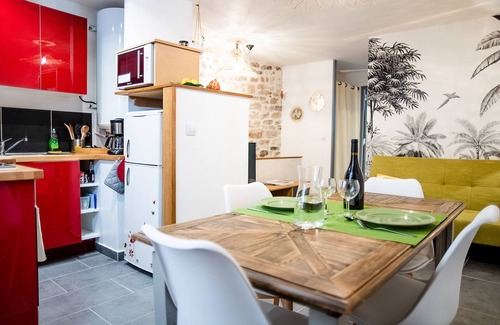 Nimes City Centre Apartment | Superb apartment (3pers) air-conditioned, quiet, ideal location in town center