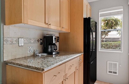 East Lake Hills House | Superb Bellevue 2BR w/Balcony & Lake Views, nr Parks, by Blueground