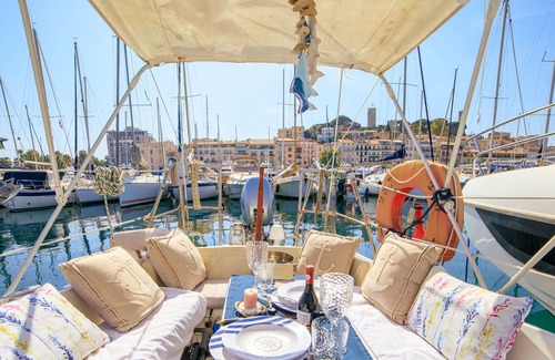 Cannes City Centre Boat Rental | Superb boat in the old port of Cannes near the city center and the beaches