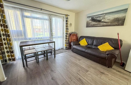 Great Yarmouth Ski Chalet | Superb chalet close to Hemsby beach with a modern interior, sleeps 5 ref 18151B