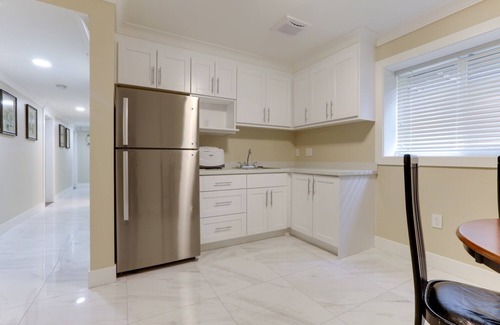 Delta House | Superb Convenient North Delta Vacation Home with 6 Bed and 6 Bath