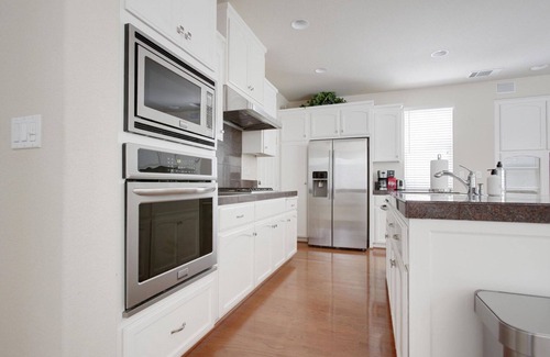 Dublin House | Superb Dublin 4BR w/2-Car Garage, nr Trails & Park, by Blueground