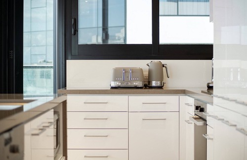 Mount Maunganui Apartment | Superb Elevated Sea Views with Heated Pool, Gym