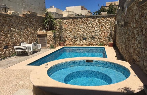 Nadur Villa | Superb five bedroom farmhouse with jacuzzi in Nadur(all ensuite).