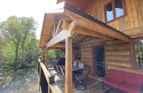 Mauricie Ski Chalet | Superb log cabin with unique scenery and spa!