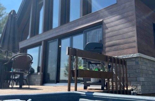 Le Haut-Saint-Francois Regional County Municipality Ski Chalet | Superb log cabin *Spa* *Waterfront*