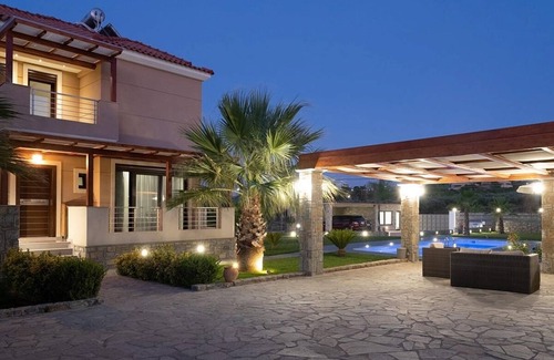 Malevizi Villa | Superb Modern Villa, A/C, Gym, Private Pool, BBQ House, Sea Views - 15mins from Heraklion & Beaches!
