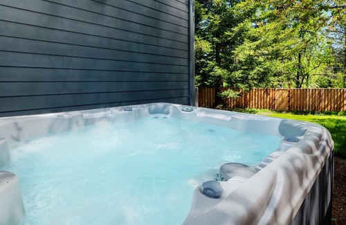 Aloha House | Superb New Construction, Pet Friendly, Hot Tub, Ping Pong, Near TopGolf, Under 15 Miles to Portland