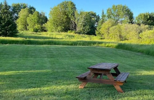 Stanstead Township Ski Chalet | Superb renovated centenary, 3 bedr. AC, 50 arcade 80' games, Netflix.CITQ 304595