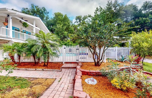 Thonotosassa Apartment | Superb renovated Florida home with pool, kitchen, & balcony